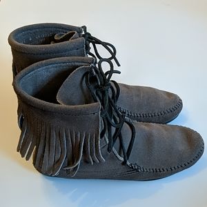 Minnetonka Tramper boots